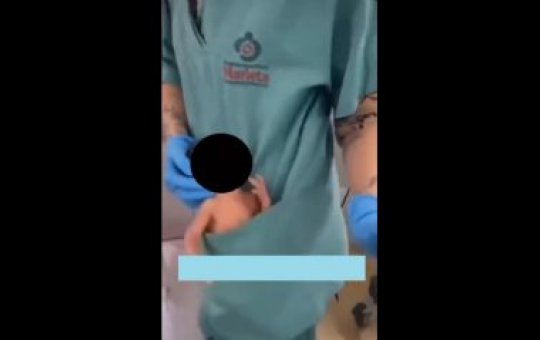 Fisioterapeuta faz 'dancinha' com recém-nascido no bolso em hospital de SC