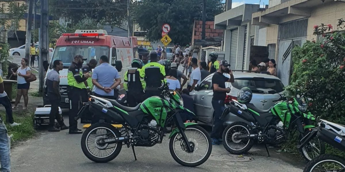 Motorista atropela agente de trânsito em Camaçari; vítima fraturou tornozelo