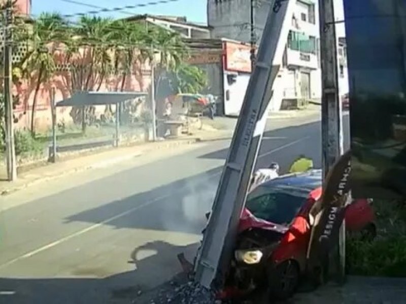 Homens saem de carro que bateu momentos antes de veículo pegar fogo 