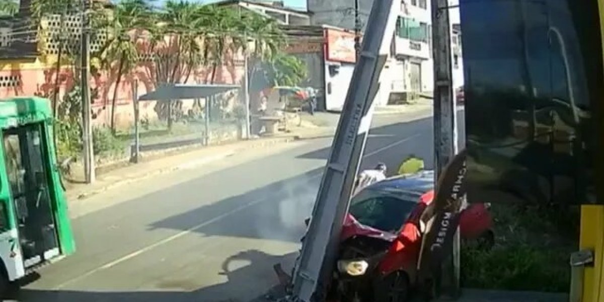 Homens saem de carro que bateu momentos antes de veículo pegar fogo