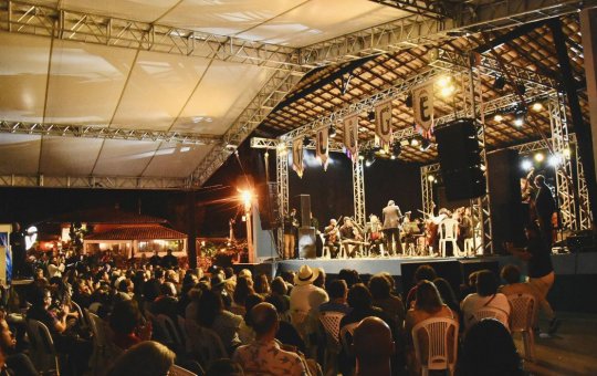 Olívia Santana lança livro ‘Mulher Preta na Política’ durante feira em Mucugê