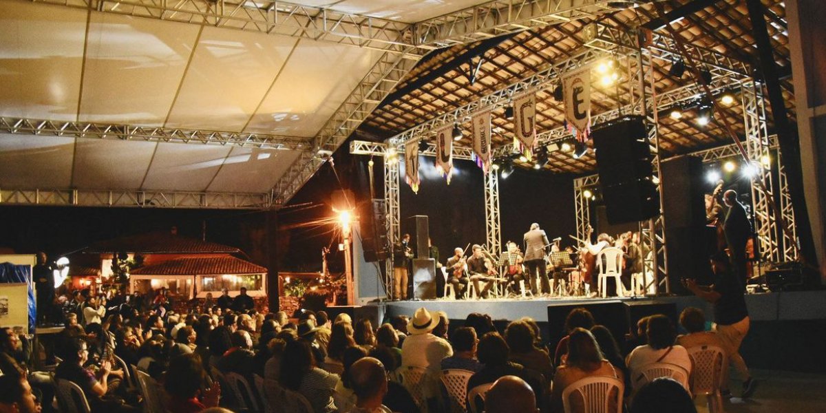 Olívia Santana lança livro ‘Mulher Preta na Política’ durante feira em Mucugê