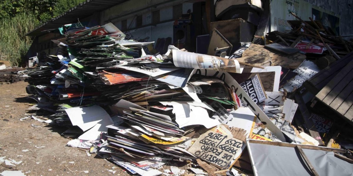 Prefeitura remove 35 mil peças de publicidade irregular nas ruas de Salvador