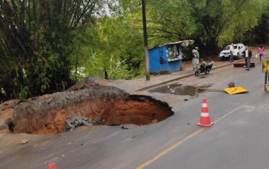 Pela segunda vez, cratera se abre na Estrada do Derba