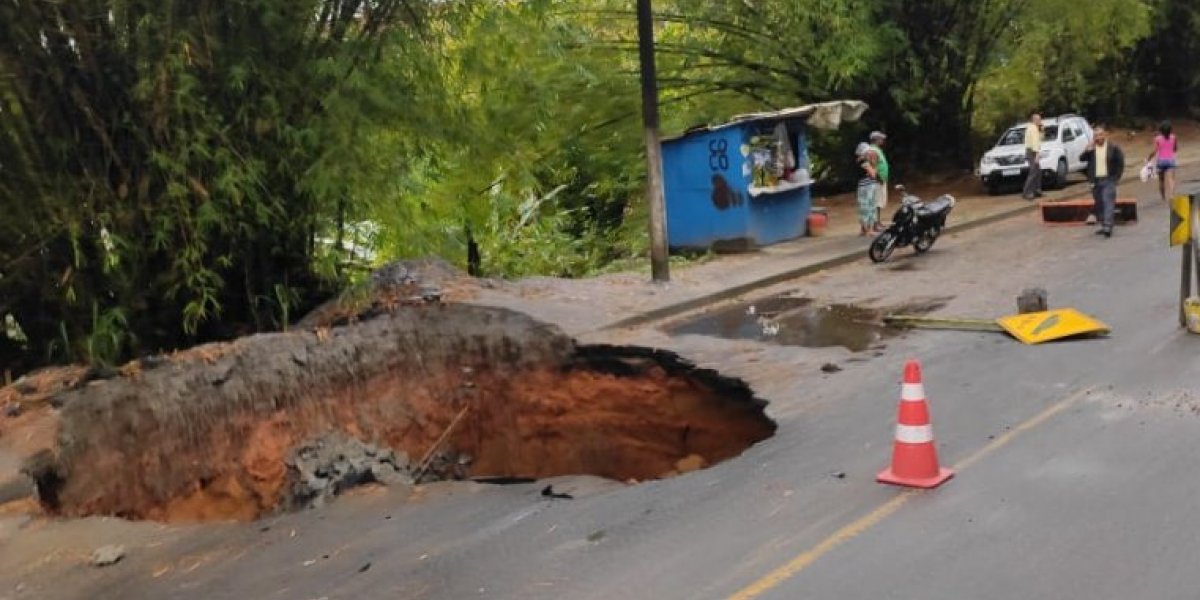 Pela segunda vez, cratera se abre na Estrada do Derba