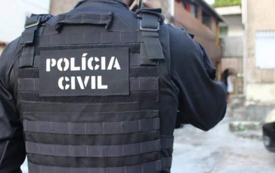 Homem é morto a tiros e outro suspeito de envolvimento em roubo é preso
