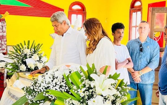 Governador Jerônimo Rodrigues comparece ao sepultamento de Mãe Bernadete