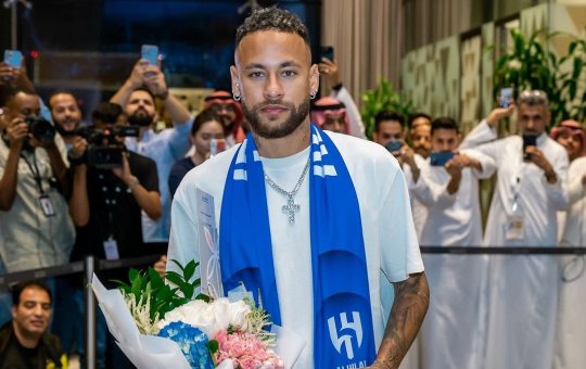 Usando crucifixo, Neymar desembarca na Arábia Saudita e recebe flores