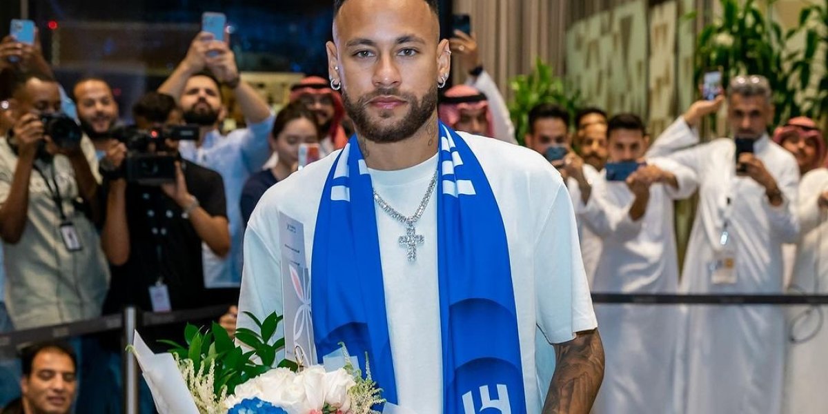 Usando crucifixo, Neymar desembarca na Arábia Saudita e recebe flores
