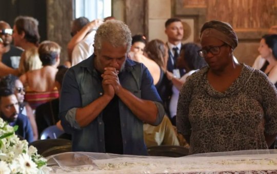 Famosos não contém emoção durante velório de Léa Garcia no Rio de Janeiro