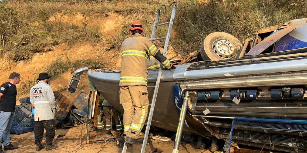 Ônibus que capotou e matou 7 torcedores do Corinthians estava irregular