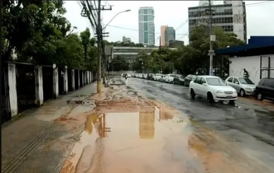 Abastecimento de água é suspenso após vazamento na Avenida Tancredo Neves