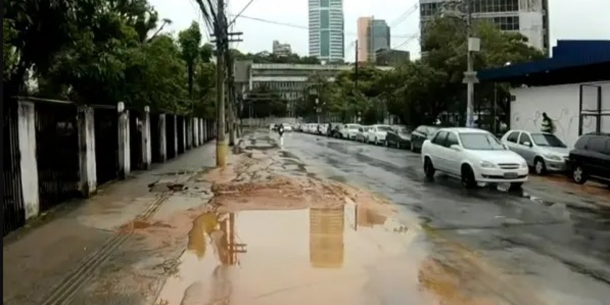Abastecimento de água é suspenso após vazamento na Avenida Tancredo Neves