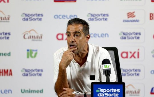 Renato Paiva se irrita com radialista em coletiva: "Me chamou de covarde"