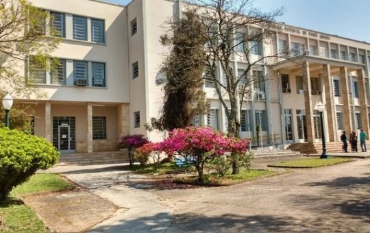 Professor é demitido de faculdade pública após enviar mensagens com teor sexual