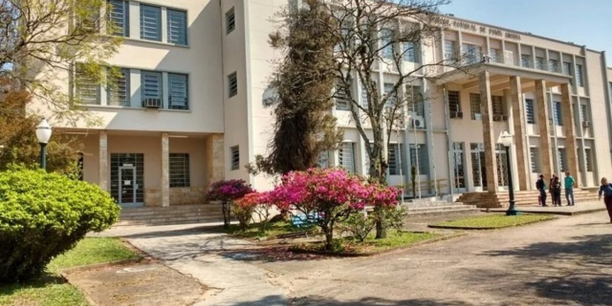 Professor é demitido de faculdade pública após enviar mensagens com teor sexual
