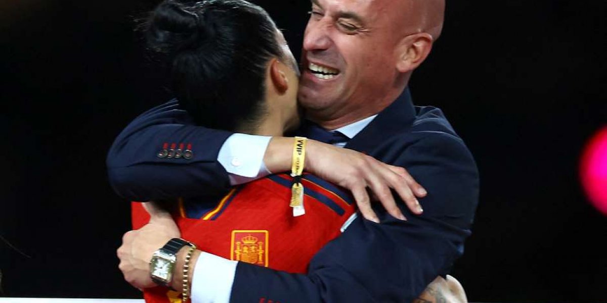 Presidente da Federação Espanhola pede desculpas por beijo na boca