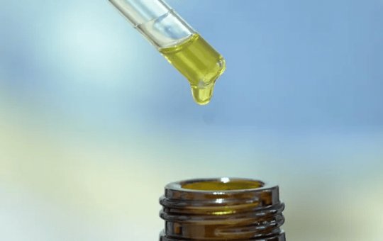 Justiça determina que plano de saúde pague óleo de cannabis para criança;entenda