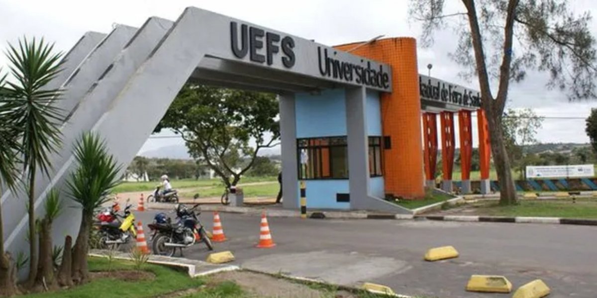 Estudantes da Uefs relizam protesto por falta de professores em diversos cursos