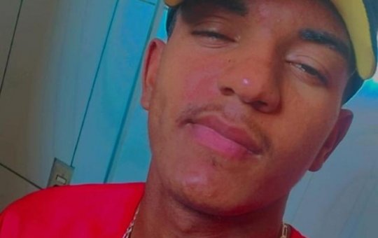 Jovem morre eletrocutado ao passar por buraco de cerca de quadra na Bahia