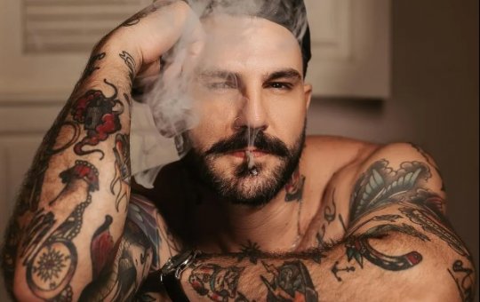 Ex-BBB Wagner Santiago divulga novo ensaio nu após harmonização peniana