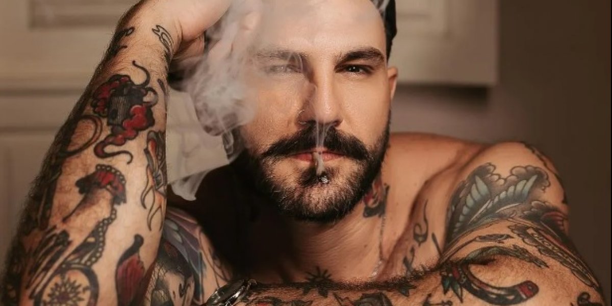 Ex-BBB Wagner Santiago divulga novo ensaio nu após harmonização peniana