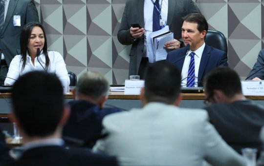 Presidente da CPMI descarta quebra de sigilo de Michele e Bolsonaro