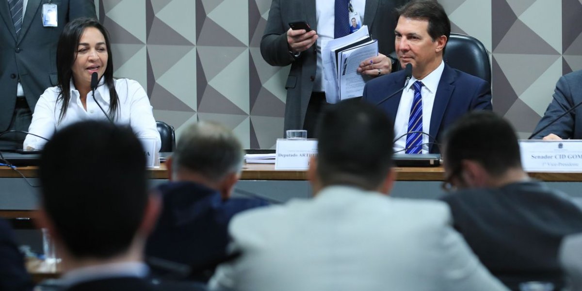 Presidente da CPMI descarta quebra de sigilo de Michele e Bolsonaro