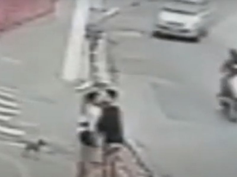 Homem morre atropelado enquanto beijava a companheira em calçada em São Paulo
