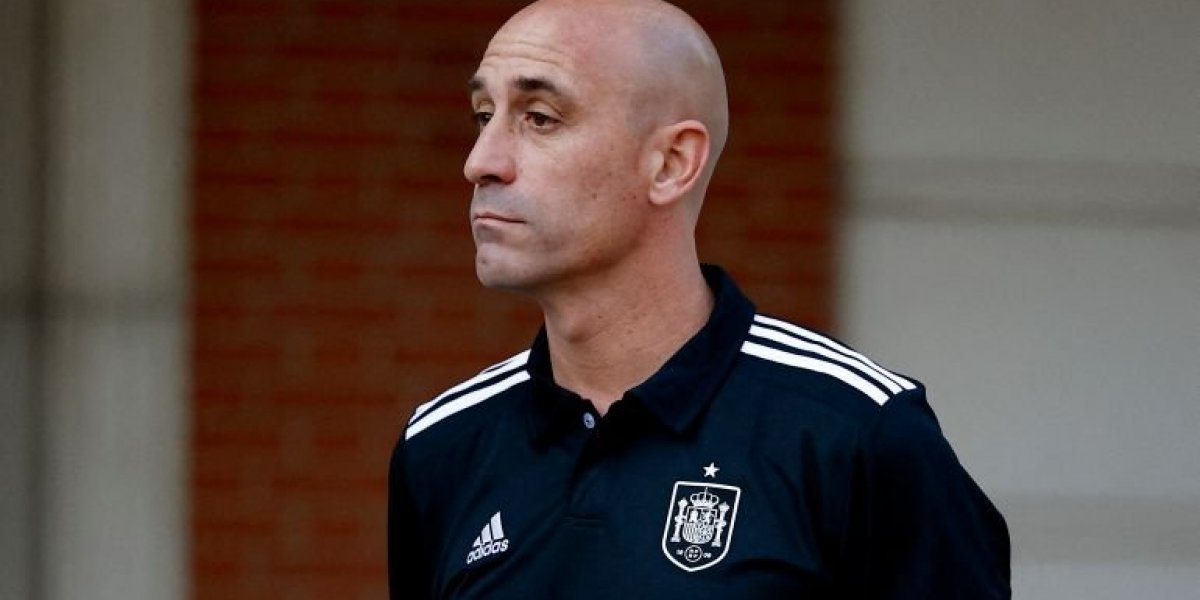 Fifa abre investigação contra Luis Rubiales por beijo forçado em jogadora