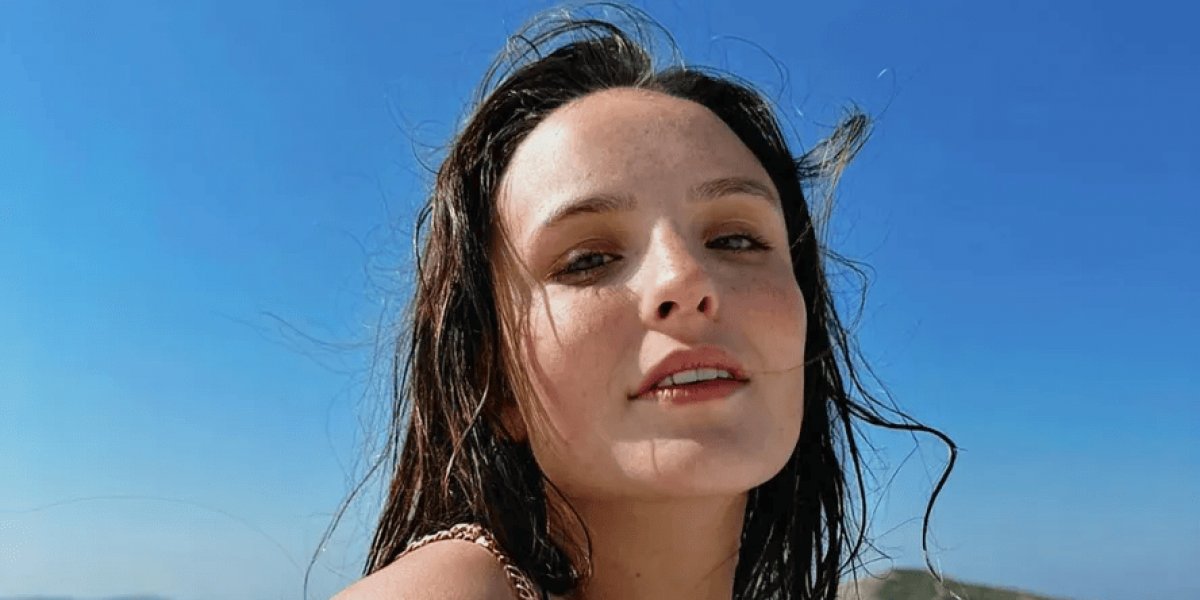 Em meio a ‘treta’ de familiar, Larissa Manoela faz post curioso na praia