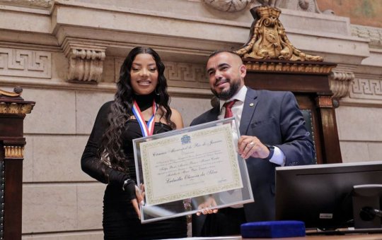 Ludmilla recebe medalha após iniciativa por doação de sangue