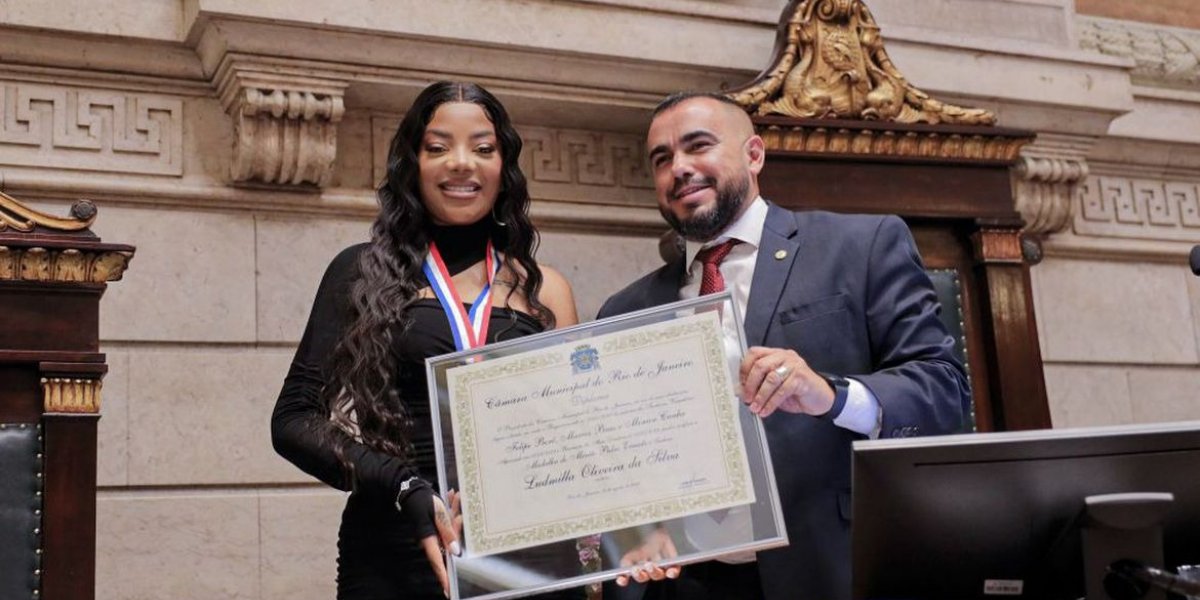 Ludmilla recebe medalha após iniciativa por doação de sangue