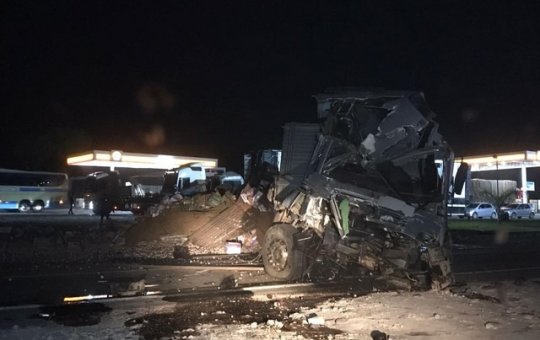 Batida entre caminhões deixa um morto e outro em estado grave na BR-349