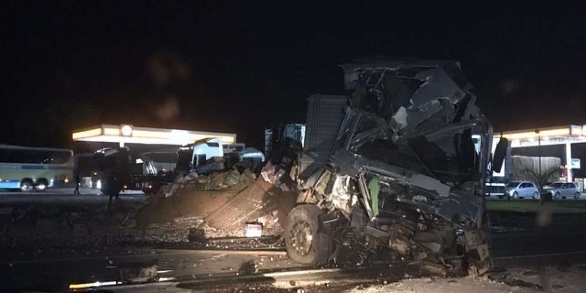 Batida entre caminhões deixa um morto e outro em estado grave na BR-349