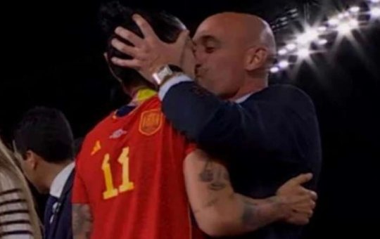 Federação Espanhola de Futebol diz que jogadora mente e ameaça 'ações legais'