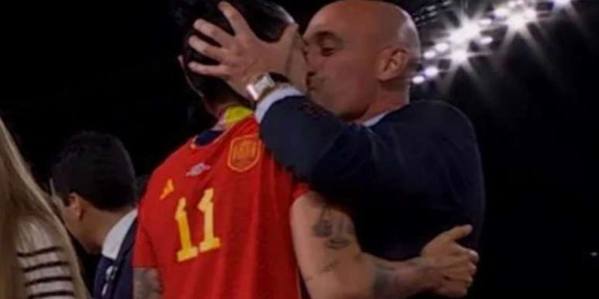 Federação Espanhola de Futebol diz que jogadora mente e ameaça 'ações legais'