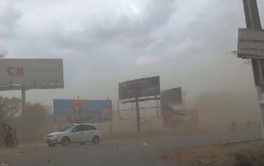 Cidade fica encoberta de poeira durante ventania na Bahia