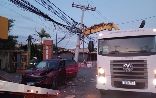 Motorista de caminhonete perde controle e bate em poste em Stella Maris