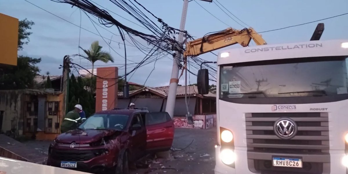 Motorista de caminhonete perde controle e bate em poste em Stella Maris