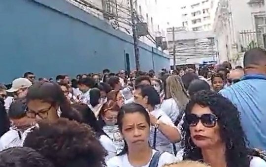 Protesto de técnicos e auxiliares de enfermagem bloqueia rua de Salvador