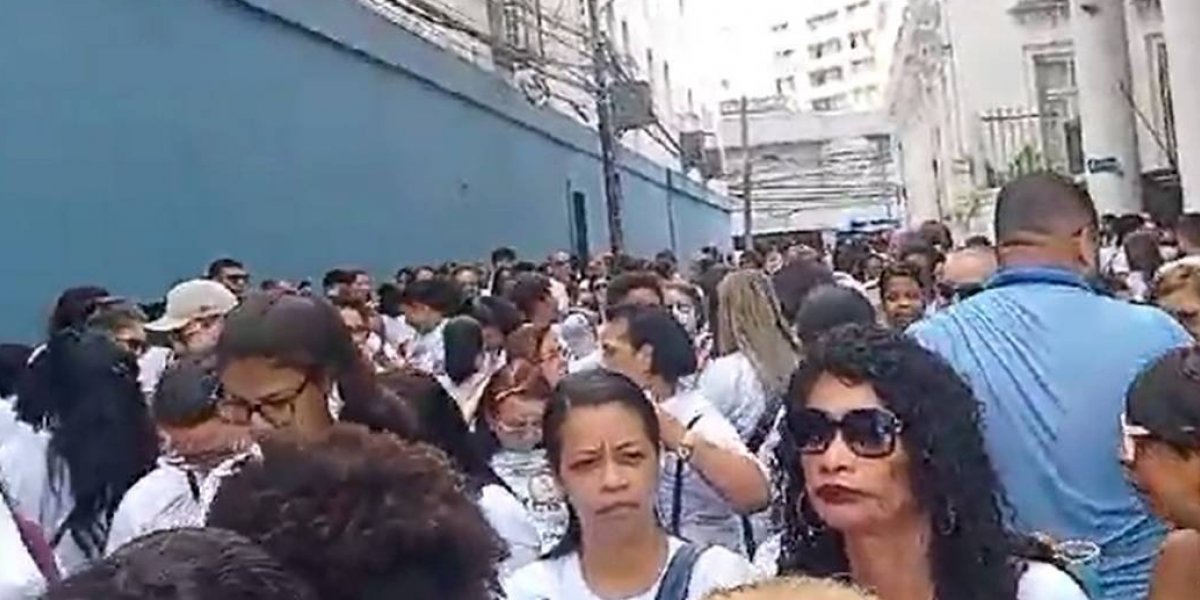 Protesto de técnicos e auxiliares de enfermagem bloqueia rua de Salvador