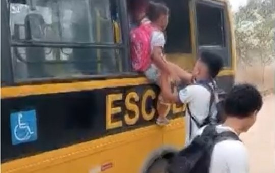 Alunos se desesperam após pane elétrica em micro-ônibus escolar em Serrinha