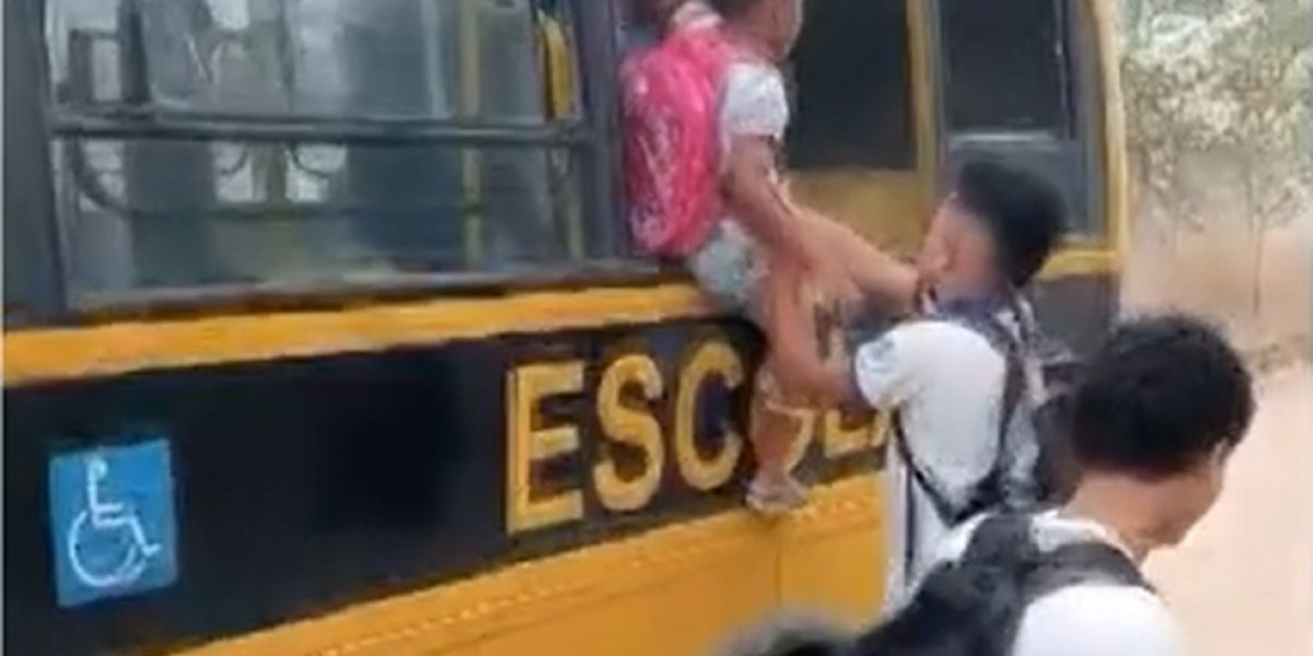 Alunos se desesperam após pane elétrica em micro-ônibus escolar em Serrinha