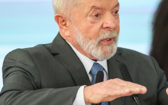 Dilma merece pedido de desculpas por impeachment, diz Lula