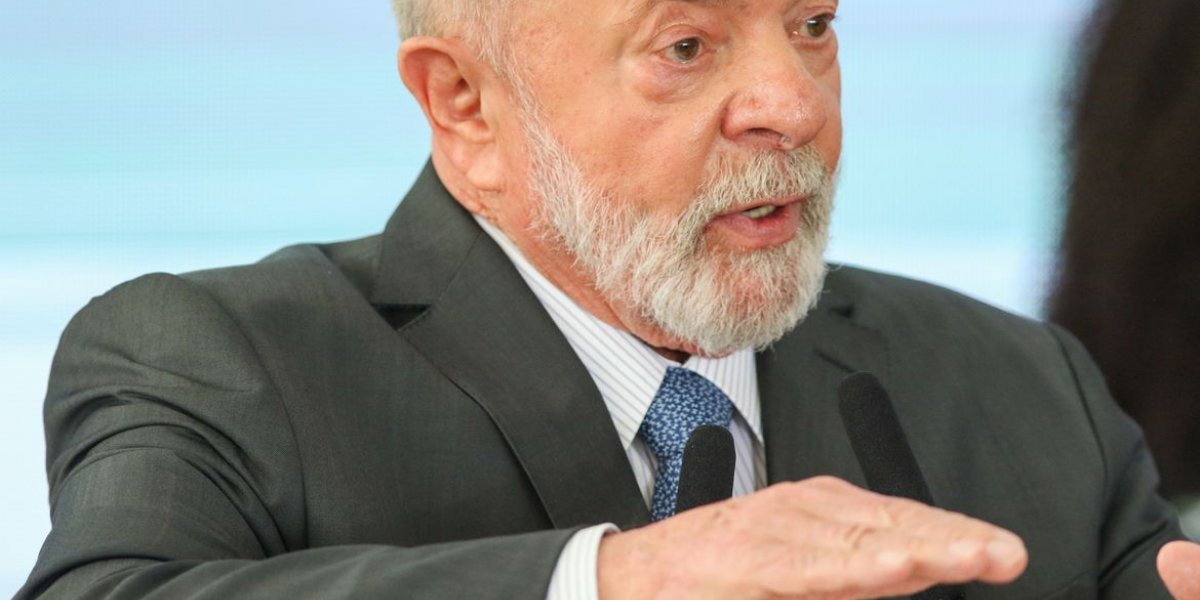 Dilma merece pedido de desculpas por impeachment, diz Lula