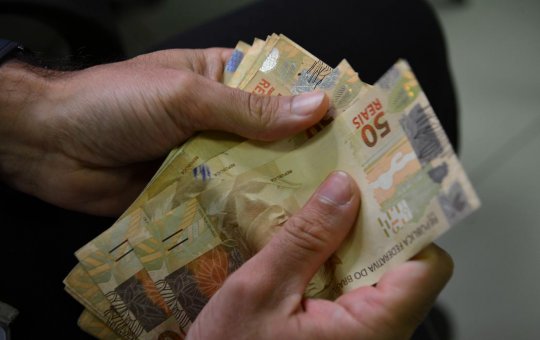 Orçamento de 2023 prevê salário mínimo de R$ 1.421