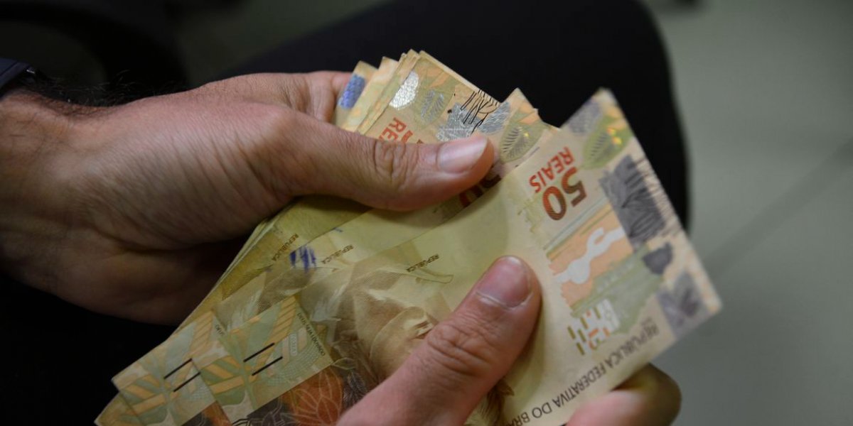 Orçamento de 2023 prevê salário mínimo de R$ 1.421