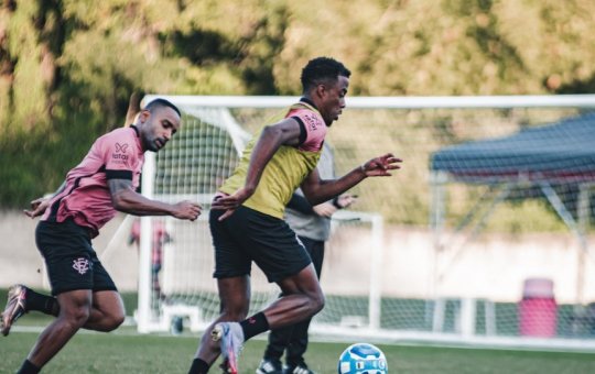 Com dúvida na zaga, Vitória encerra preparação para enfrentar o Mirassol