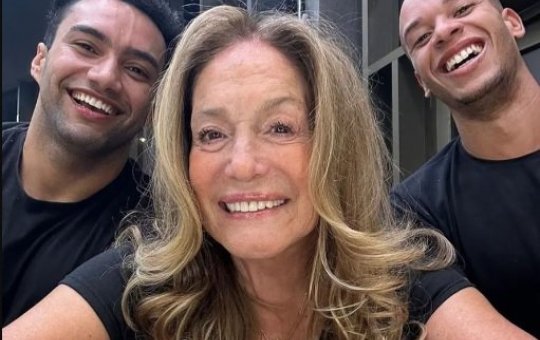 Susana Vieira posa sem maquiagem e ganha elogios na web